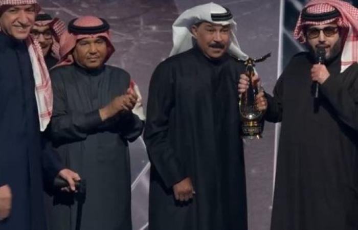 رياضة : بين العكاز والكرسي المتحرك.. تكريم مؤثر لـ عبد الله الرويشد على مسرح joy awards