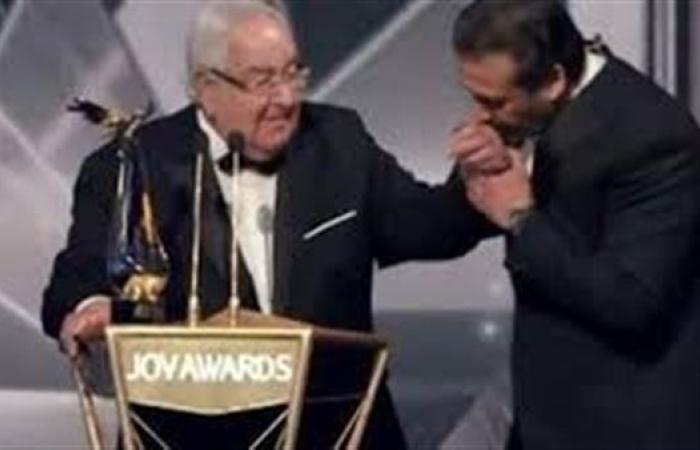 رياضة : لحظة مؤثرة بين كريم عبد العزيز ووالده في حفل JOY AWARDS