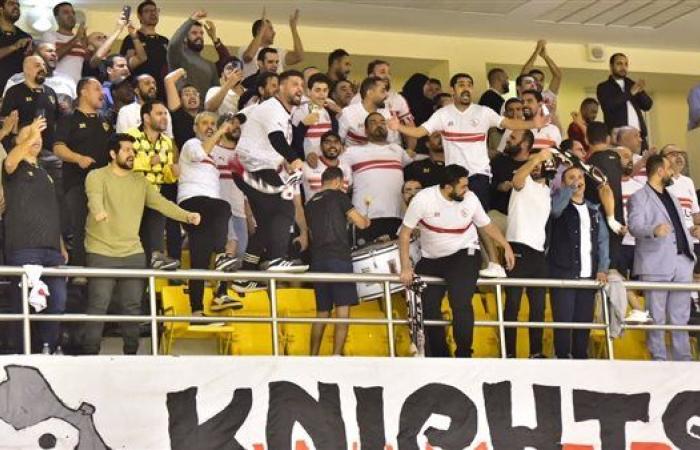 رياضة : جماهير الزمالك تحتفل باللاعبين بعد الفوز بكأس العرب